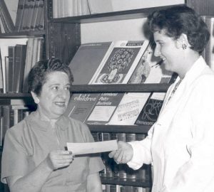 Regina Waldman presents a check to Teresa J. Vietti.