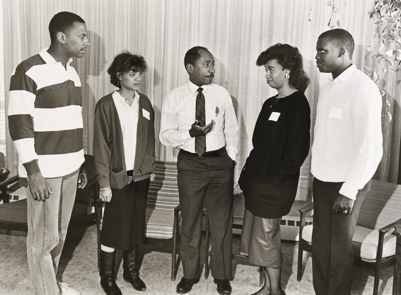 Robert Lee, PhD, center, speaking with recently accepted medical students, 1988. Lee was the first associate dean for Minority Student Affairs at WUSM.